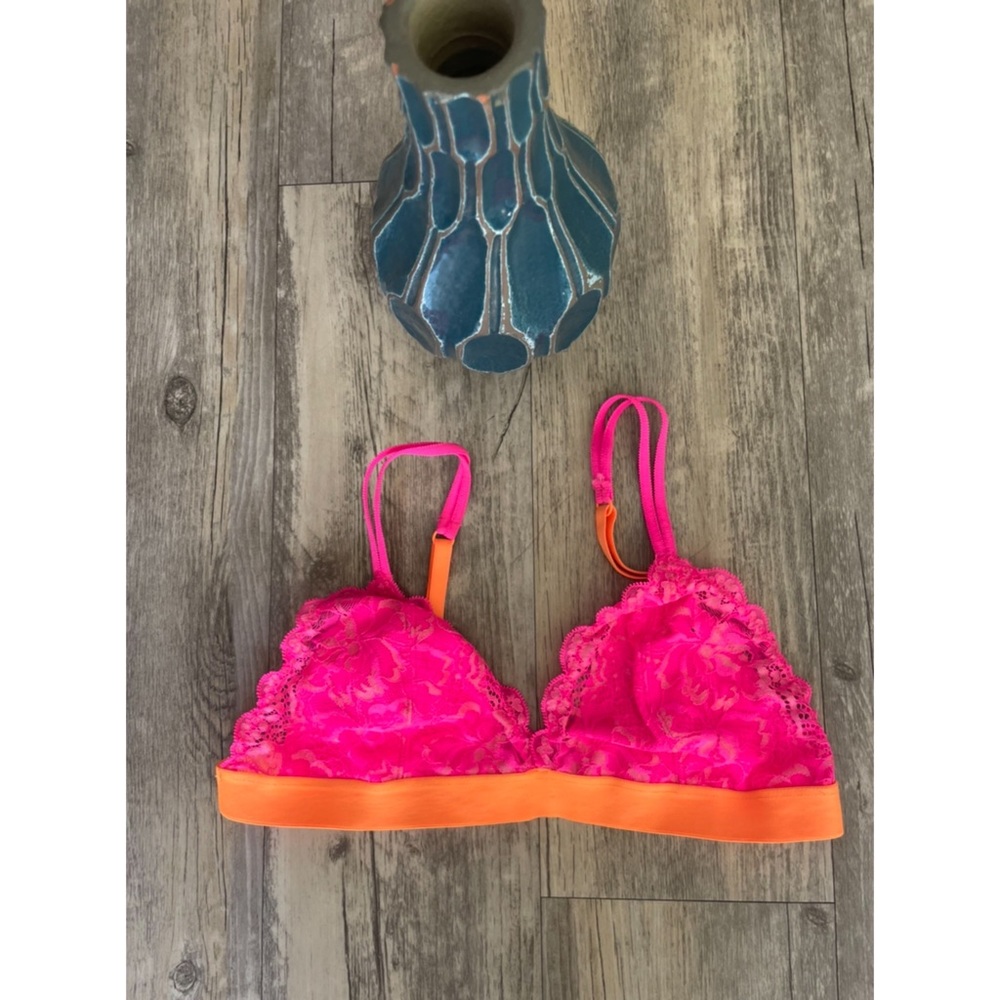 HP!! 🎉🎉 EUC Victoria’s Secret Pink Lace Bralette. Size Large.